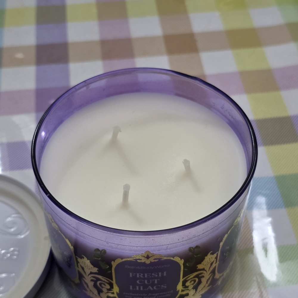 Bath & Body Works Fresh Cut Lilacs 3-Wick Scented Candle NEW RARE - Picture 4 of 5
